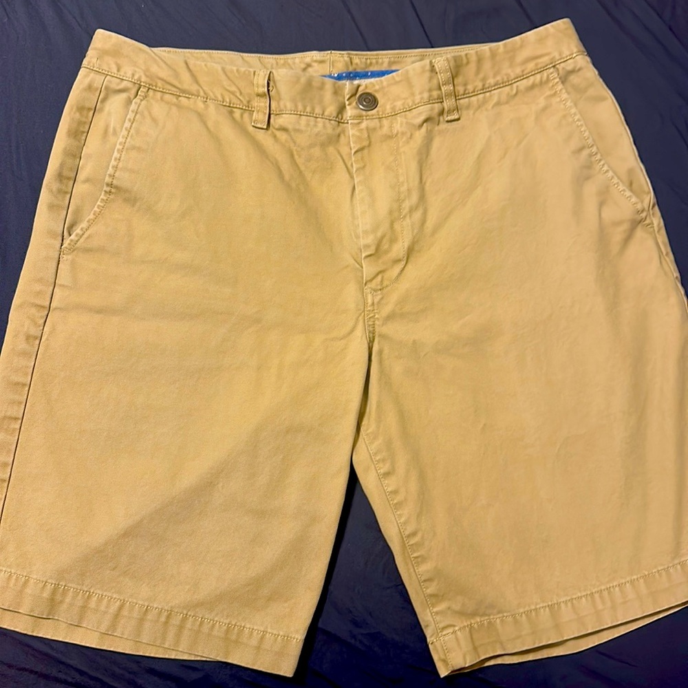 Bonobos washed chino shorts with a 9” inseam. Size 35